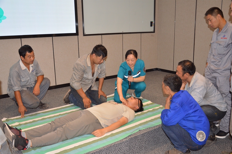 圖片2:心肺復(fù)蘇現(xiàn)場(chǎng)真人模擬操作指導(dǎo)-1_副本.jpg 圖片2:心肺復(fù)蘇現(xiàn)場(chǎng)真人模擬操作指導(dǎo)-1_副本.jpg
