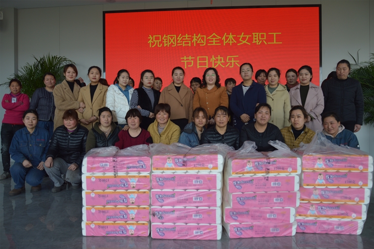 為女職工發(fā)放紀念品_副本.jpg 為女職工發(fā)放紀念品_副本.jpg