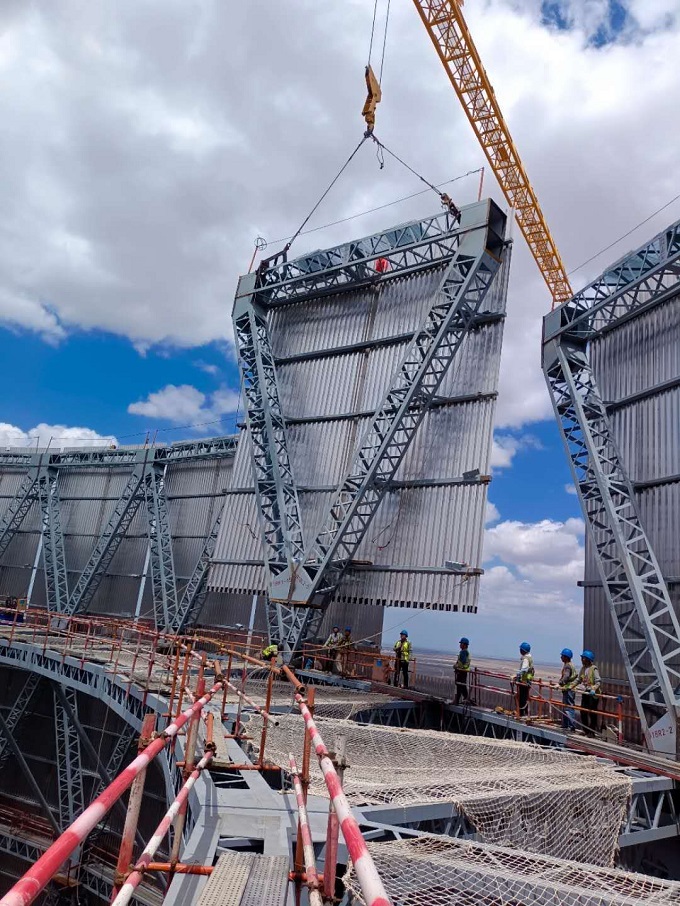 圖片1最后一榀鋼三角精準就位 - 副本.jpg 圖片1最后一榀鋼三角精準就位 - 副本.jpg